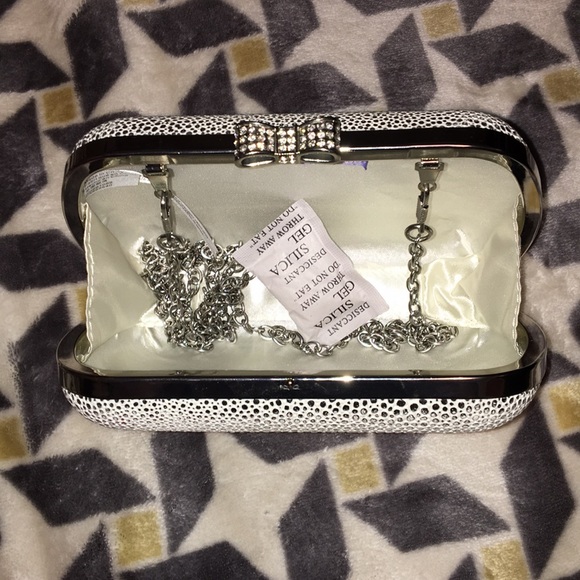 Claire’s clutch - Picture 4 of 5